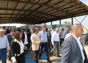 وزير الزراعة ومحافظ الشرقية و”رئيس البنك الزراعي” يتابعون أعمال تسليم القمح في شون البنك بالشرقية