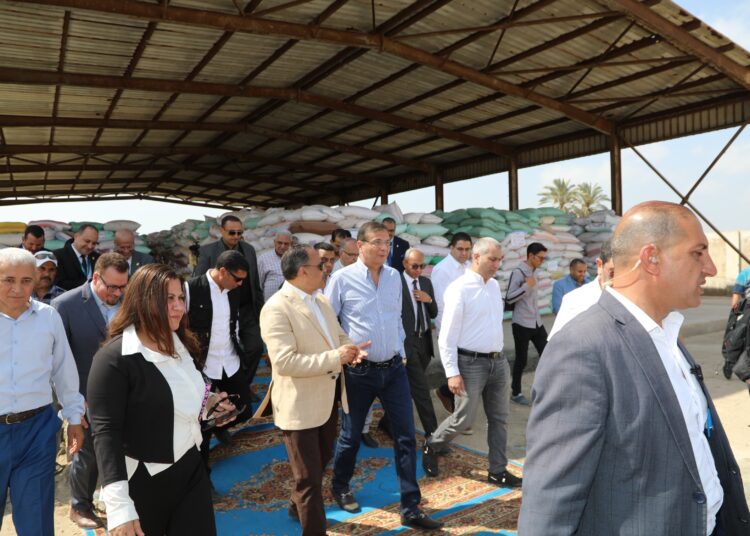 وزير الزراعة ومحافظ الشرقية و”رئيس البنك الزراعي” يتابعون أعمال تسليم القمح في شون البنك بالشرقية