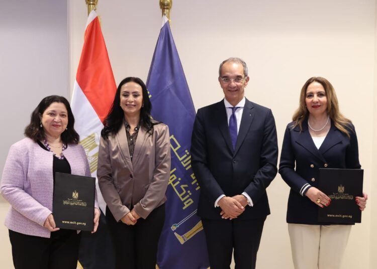 وزيرا الاتصالات والتضامن الاجتماعى يشهدان توقيع مذكرة تفاهم وبروتوكولين للتعاون