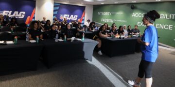 دوري كرة القدم الأمريكية ينظم دورة تدريبية لمدربات كرة القدم العلم في مصر