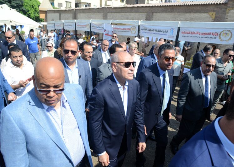 “رئيس غرفة القاهرة” يشارك في افتتاح سوق اليوم الواحد بمنطقة الجمالية لتخفيف العبء عن المواطنين