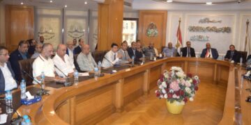 أيمن العشري يعقد اجتماعًا طارئًا مع الشُعب التجارية بغرفة القاهرة لمناقشة جهود الحكومة لخفض الأسعار