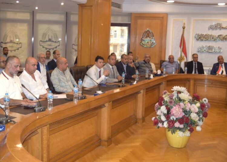 أيمن العشري يعقد اجتماعًا طارئًا مع الشُعب التجارية بغرفة القاهرة لمناقشة جهود الحكومة لخفض الأسعار