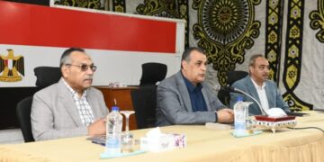  وزير الدولة للإنتاج الحربي يجتمع مع العاملين بشركة حلوان للمسبوكات (مصنع 9 الحربي)