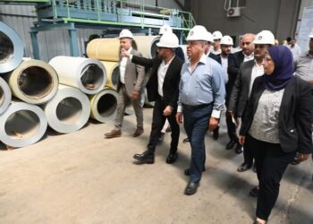“وزير الصناعة” يتفقد 6 مصانع متخصصة في درفلة وجلفنة وطلاء ألواح الصلب المسطح وإنتاج النسيج بمدينة العاشر