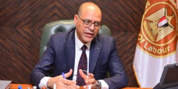 وزير العمل يكشف لـ”البيان الإقتصادي” تفاصيل حل أزمة موظفي معهد هندسة الطيران
