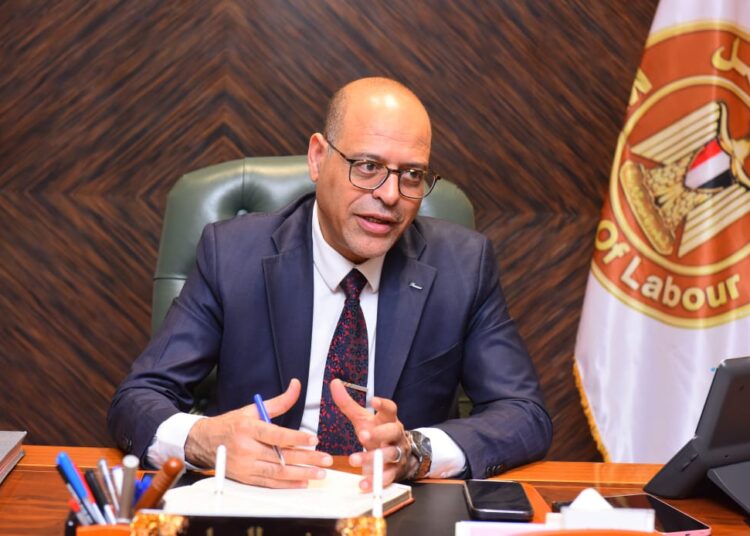 وزير العمل يكشف لـ”البيان الإقتصادي” تفاصيل حل أزمة موظفي معهد هندسة الطيران