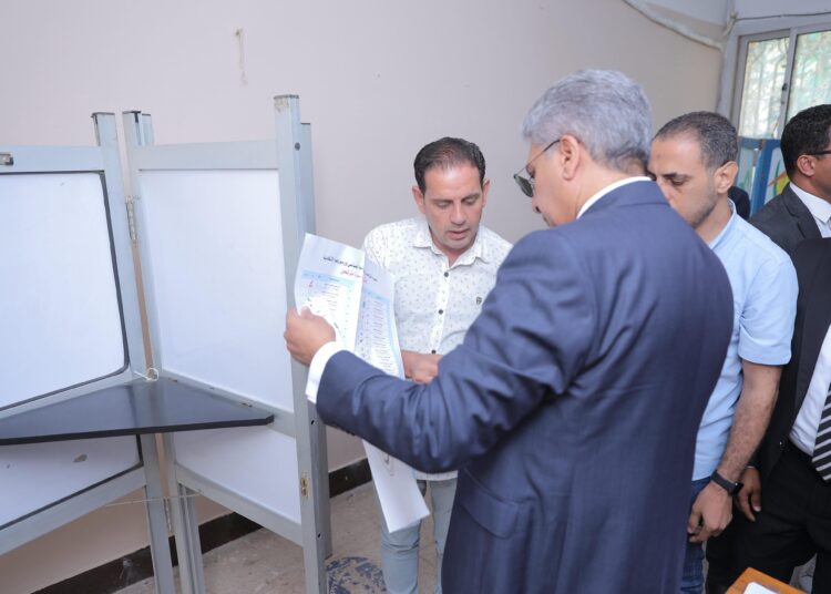 وزير السياحة يدلي بصوته في انتخابات مجلس الشيوخ