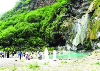 شلالات “عين كور” ملاذاً للباحثين عن الهدوء والجمال بسلطنة عُمان