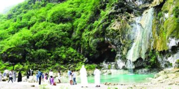 شلالات “عين كور” ملاذاً للباحثين عن الهدوء والجمال بسلطنة عُمان