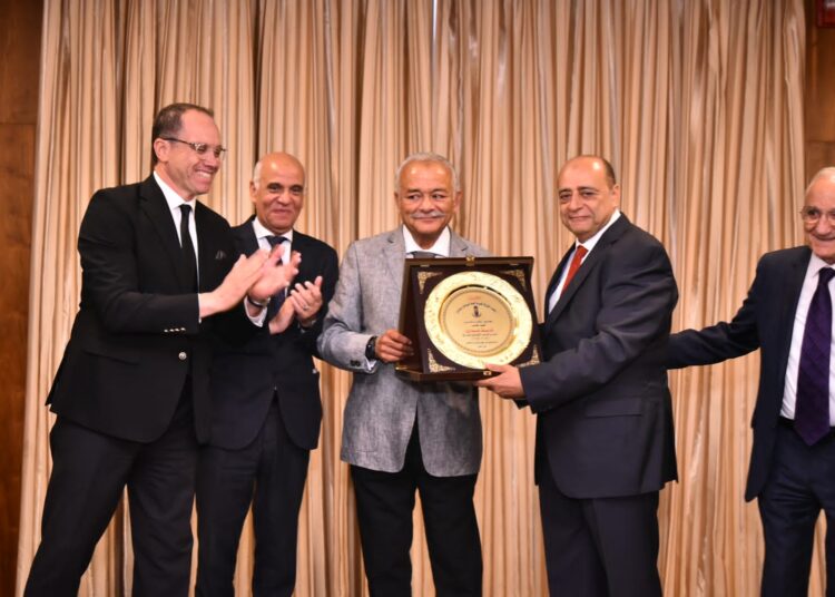 “القابضة للسياحة وإيجوث” تكرمان المحاسب شريف بنداري