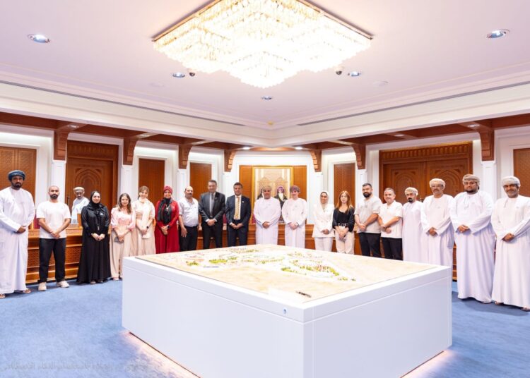 وفد إعلامي دولي يتعرف على مقومات محافظة ظفار السياحية