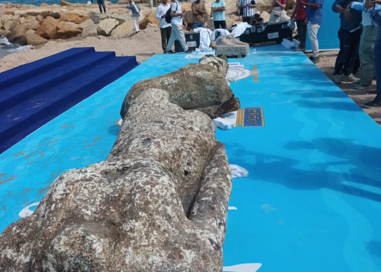 فرعونية ويونانية.. انتشال 4 قطع أثرية من البحر بالإسكندرية -صور