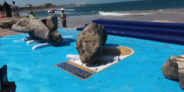 انتشال خرطوش هيروغليفي للملك رمسيس الثاني من ميناء أبو قير بالإسكندرية