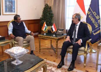 “وزير الاتصالات”يبحث مع سفير الهند تعزيز التعاون فى مجالات التعهيد وبناء القدرات الرقمية