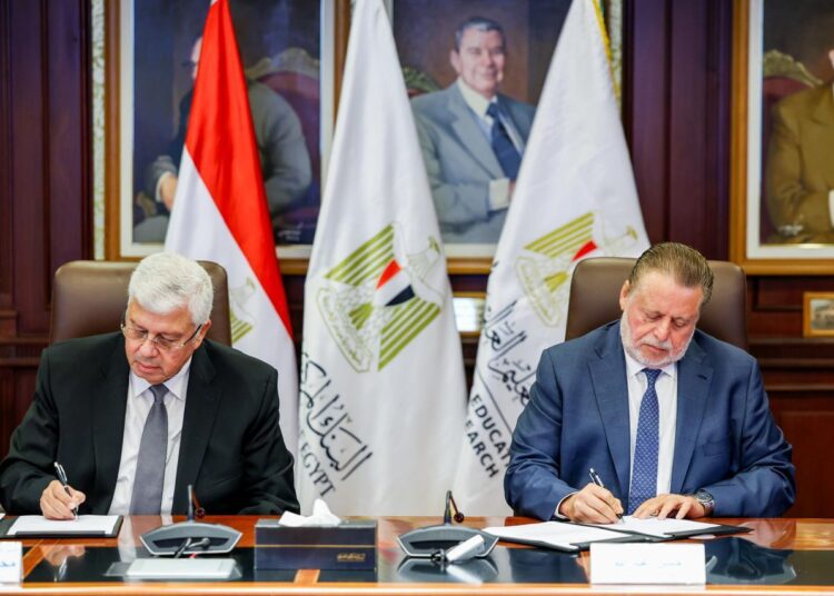 محافظ البنك المركزي ووزير التعليم العالي يوقعان بروتوكولي تعاون لتوفير منح جامعية للطلاب