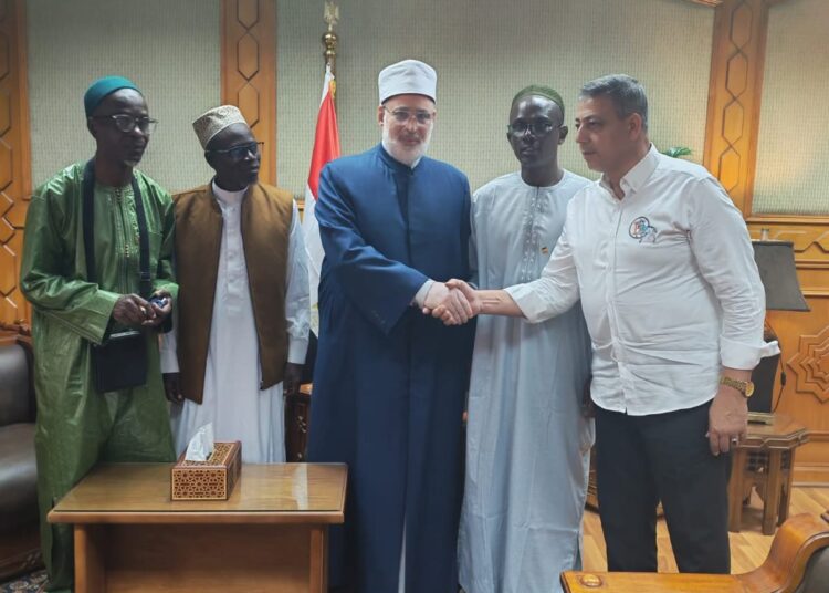 أمين صندوق التعليم والبحث العلمي يلتقي وكيل الأزهر الشريف بصحبة وفد السنغال