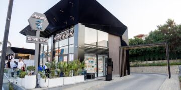 صيدليات العزبي تفتتح أول فرع صيدلية Drive-Thru في مصر