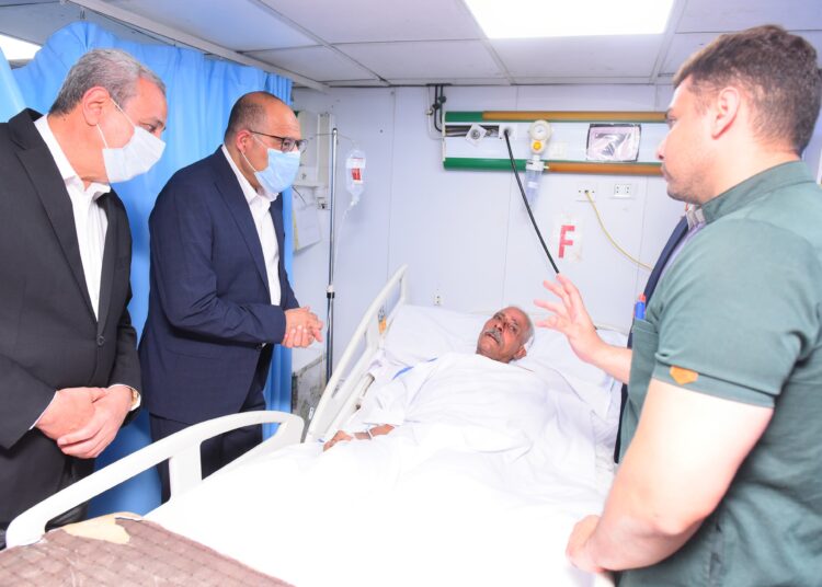 وزير العمل ومحافظ الغربية يزوران مصابي حادث حريق مصنع بالمحلة الكبرى