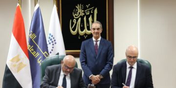  “وزير الاتصالات”يشهد مراسم توقيع تراخيص خدمات و”إنترنت الأشياء” مع 7 شركات عالمية لتصنيع السيارات