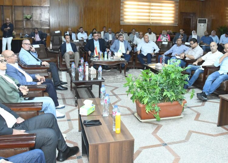 وزير الاسكان يعقد اجتماعا مع رؤساء أجهزة مدن غرب القاهرة لمتابعة ملفات العمل