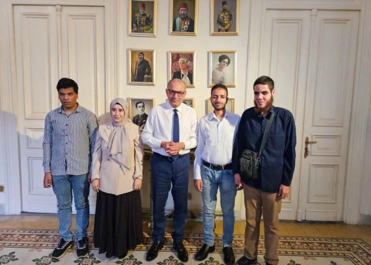 سفير تركيا بالقاهرة يكرم 3 مصريين من ذوي الهمم يتعلمون اللغة التركية