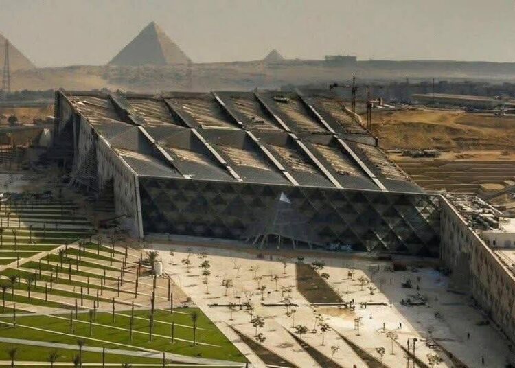 “السياحة” تكشف حقيقة إصدار إعلانات للتطوع في تنظيم احتفالية افتتاح المتحف الكبير