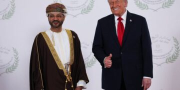 وزير الخارجية يترأّس وفد سلطنة عُمان المشارك في قمة السلام بشرم الشيخ