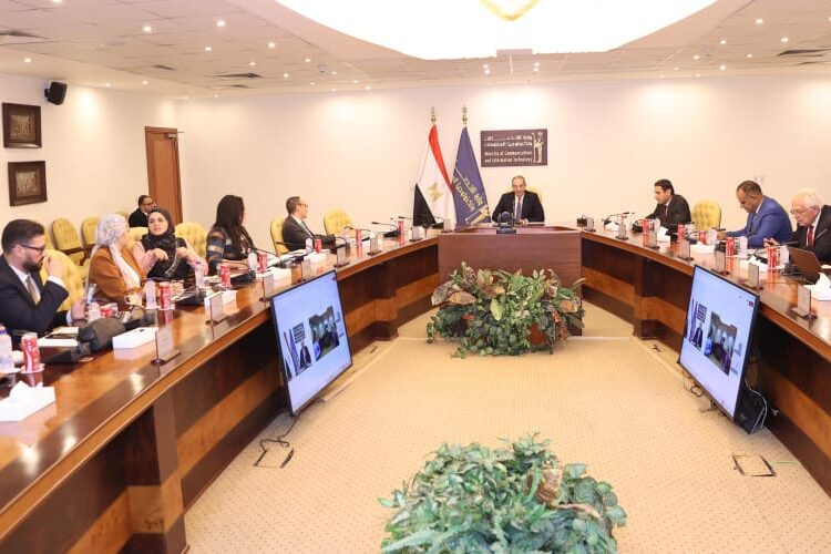 وزير الاتصالات وتكنولوجيا المعلومات يجتمع بأعضاء لجنة حماية حقوق مستخدمى الاتصالات