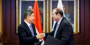 نائبا محافظ البنك المركزي المصري ووزير الإدارة الوطنية الصينية للتنظيم المالي يوقعان مذكرة للتعاون المشترك