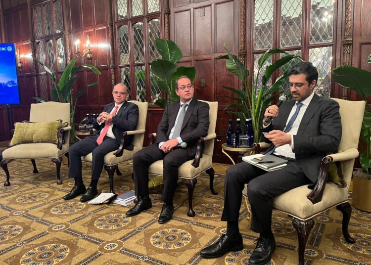 رئيس الرقابة المالية يستعرض جهود تطوير القطاع المالي غير المصرفي خلال لقاءات مع ممثلين ببنكي ستاندرد تشارترد وسيتي بنك