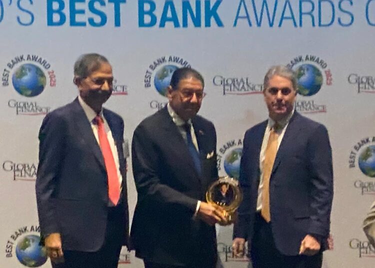 “هشام عز العرب” يحصل على جائزة الإنجاز مدى الحياة