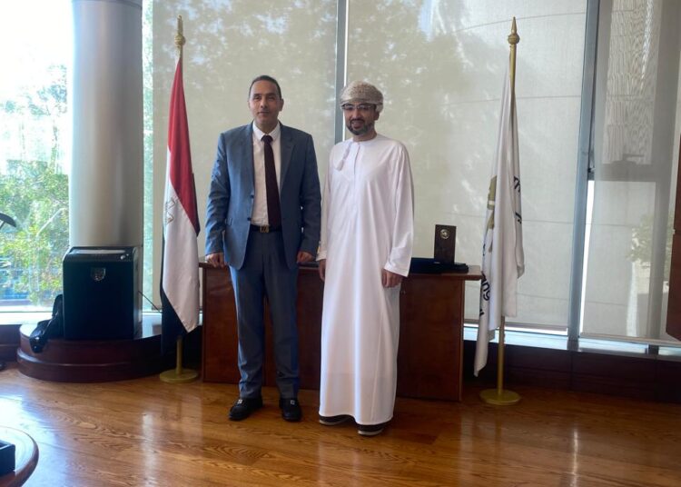 رئيس البورصة المصرية يبحث مع نظيره العُماني آفاق التعاون وتطوير أسواق المال