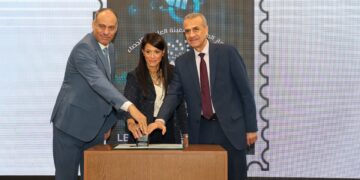 البريد المصري يُصدر طابعًا تذكاريًا احتفاءً باليوم العالمي للإحصاء 2025
