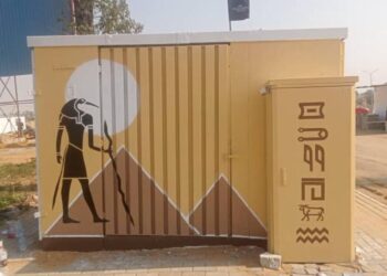 رسومات الفراعنة تزين أكشاك الكهرباء على الطرق المؤدية إلى المتحف الكبير بالجيزة