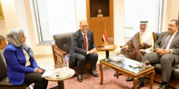 وزير العمل يبحث مع سفير السعودية بالقاهرة سبل حوكمة العمالة استعدادًا للحج