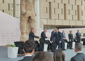 محمد الأتربي يقدم رسالة البنك الأهلي المصري بشأن الشراكة الاستراتيجية في المتحف الكبير