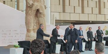 محمد الأتربي يقدم رسالة البنك الأهلي المصري بشأن الشراكة الاستراتيجية في المتحف الكبير