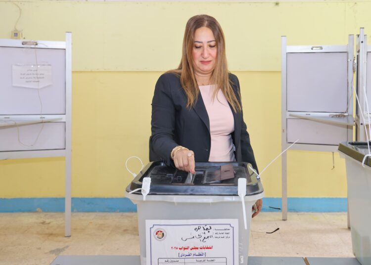 “رئيس هيئة البريد” تُدلي بصوتها في انتخابات مجلس النواب 2025