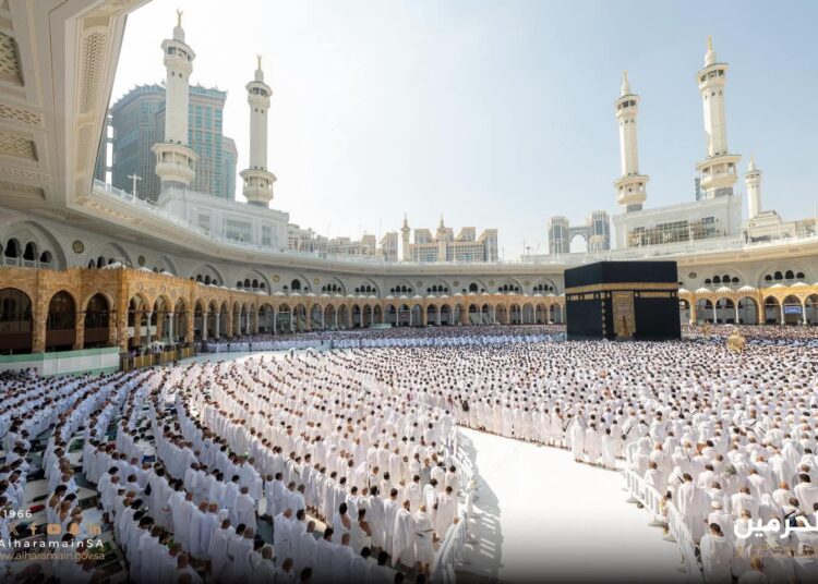 المطوف الرقمي.. خدمة ذكية لتيسير أداء مناسك العمرة