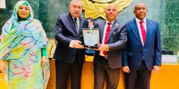 جامعة الدول العربية تكرم رئيس منظومة عمال مصر الاقتصادية