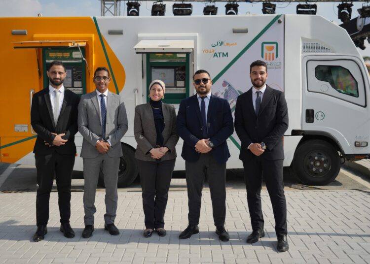البنك الأهلي يقدم خدمة الصراف الآلي المتنقلة في معرض “إيديكس 2025”