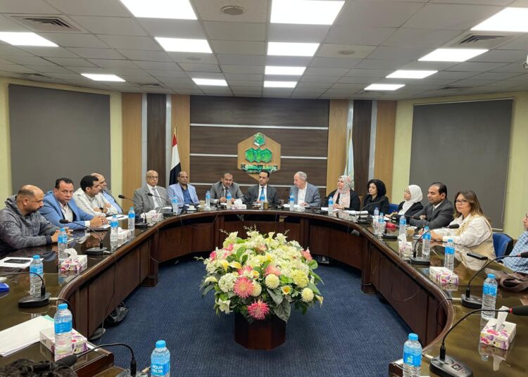 “مستثمرو العاشر” يناقشون تحديات المصانع مع قيادات مصلحة الضرائب 