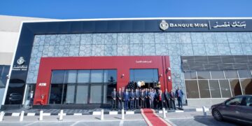 بنك مصر يفتتح فرعًا جديدًا بمطار القاهرة ويرفع انتشاره داخل المطار إلى 19 وحدة مصرفية 