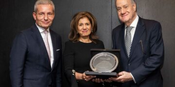 منح مديرة البنك العربي جائزة الإسهامات المتميزة بالقطاع المصرفي لعام 2025