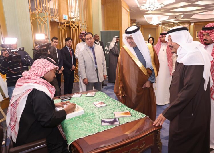 تنظيم ركن للخط العربي بقيادة “أنس علوي” بحفل السفارة السعودية لإبراز جمال اللغة العربية