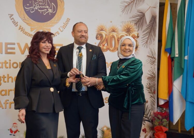 أول تعليق من “علي زين” عقب تكريمه من اتحاد المستثمرات العرب