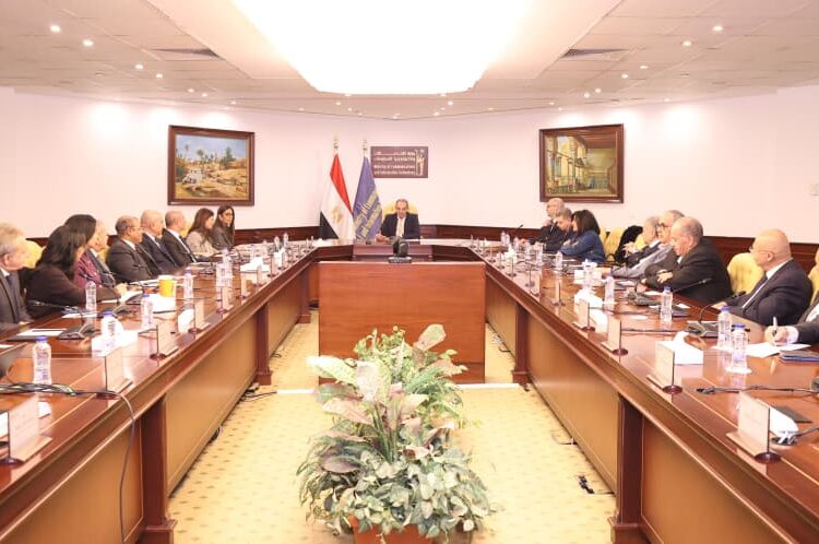 أعضاء غرفة التجارة الأمريكية بحضور “وزير الاتصالات” يشيدون باستراتيجية مصر الرقمية