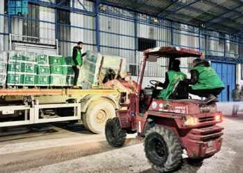 قوافل المساعدات السعودية تواصل تدفقها إلى قطاع غزة