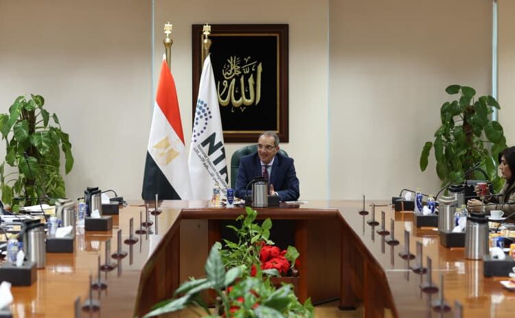 ” وزير الاتصالات” يجتمع بأعضاء لجنة صناعة الاتصالات بالجهاز القومى لتنظيم الاتصالات